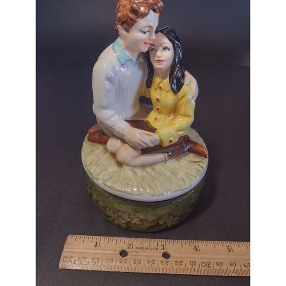 MCM 1970s Kitschy Couple Music Box Spins Plays Love Story Sankyo Japan Vintage - Picture 3 of 7